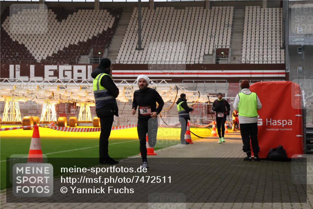 08.12.2024 - St. Pauli X-Mass-Run No. 14 Yannick Fuchs http://msf.ph/oto/7472511 08.12.2024 09:52:10 Ziel 36, 44, 1921, 2763 meine-sportfotos.de
