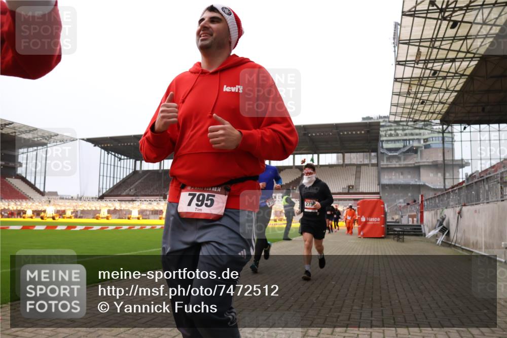 08.12.2024 - St. Pauli X-Mass-Run No. 14 Yannick Fuchs http://msf.ph/oto/7472512 08.12.2024 10:06:47 Ziel 529, 621, 698, 719, 795, 885, 890, 1424, 1786, 1940, 2003, 2062, 2346, 2751, 2755, 3083, 3257, 3259, 3337, 3343 meine-sportfotos.de