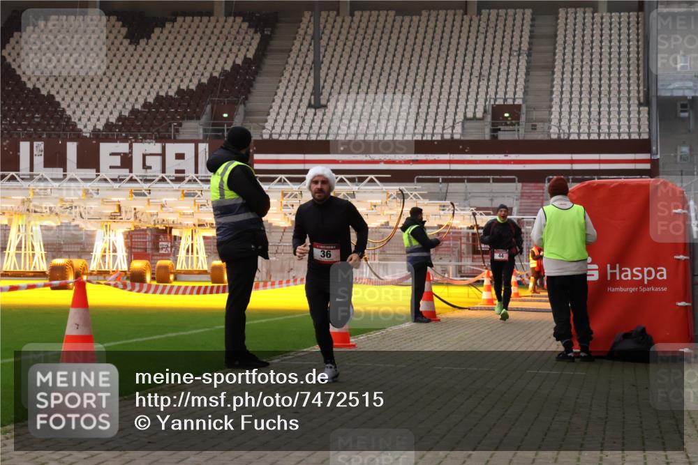 08.12.2024 - St. Pauli X-Mass-Run No. 14 Yannick Fuchs http://msf.ph/oto/7472515 08.12.2024 09:52:10 Ziel 36, 44, 1921, 2763 meine-sportfotos.de