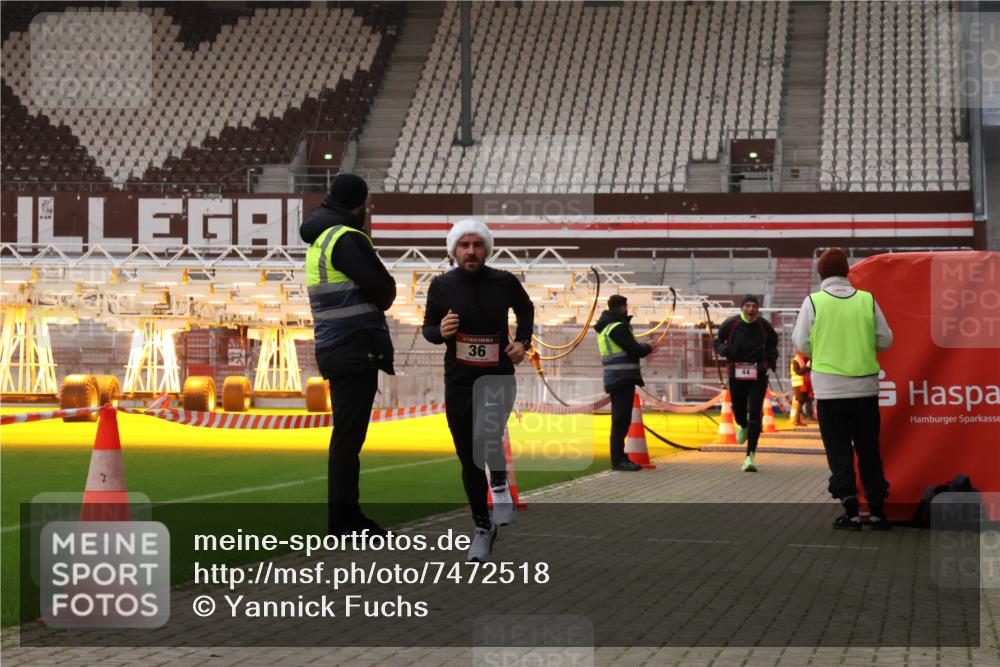 08.12.2024 - St. Pauli X-Mass-Run No. 14 Yannick Fuchs http://msf.ph/oto/7472518 08.12.2024 09:52:10 Ziel 36, 44, 1921, 2763 meine-sportfotos.de