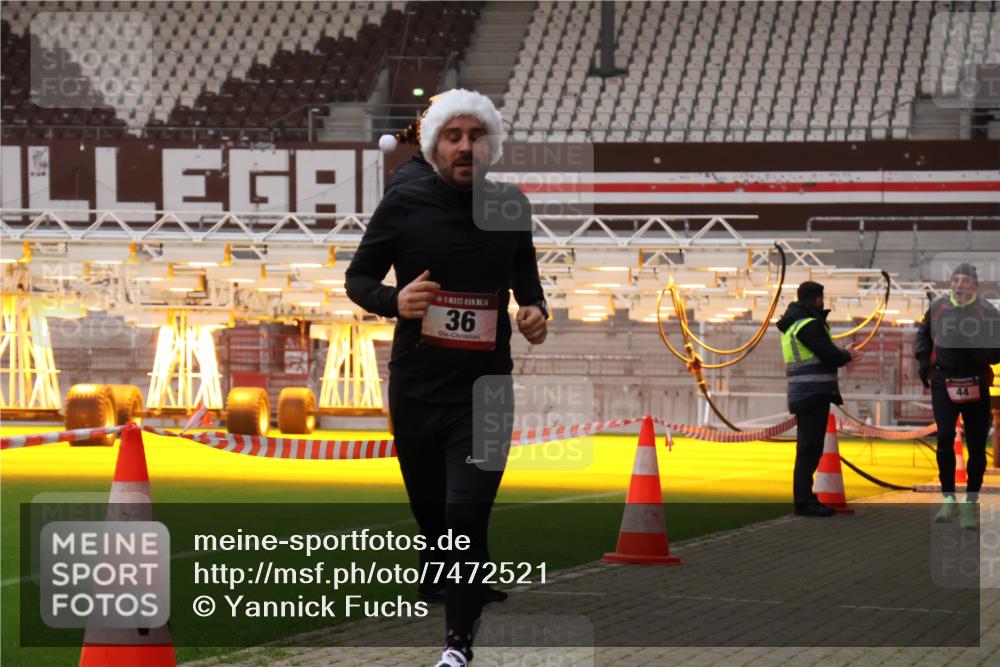 08.12.2024 - St. Pauli X-Mass-Run No. 14 Yannick Fuchs http://msf.ph/oto/7472521 08.12.2024 09:52:11 Ziel 36, 44, 1921 meine-sportfotos.de