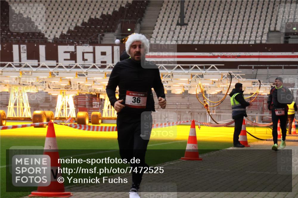 08.12.2024 - St. Pauli X-Mass-Run No. 14 Yannick Fuchs http://msf.ph/oto/7472525 08.12.2024 09:52:11 Ziel 36, 44, 1921 meine-sportfotos.de
