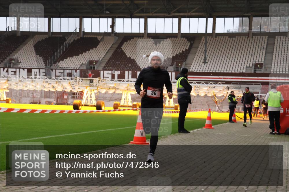 08.12.2024 - St. Pauli X-Mass-Run No. 14 Yannick Fuchs http://msf.ph/oto/7472546 08.12.2024 09:52:12 Ziel 36, 44, 1921 meine-sportfotos.de
