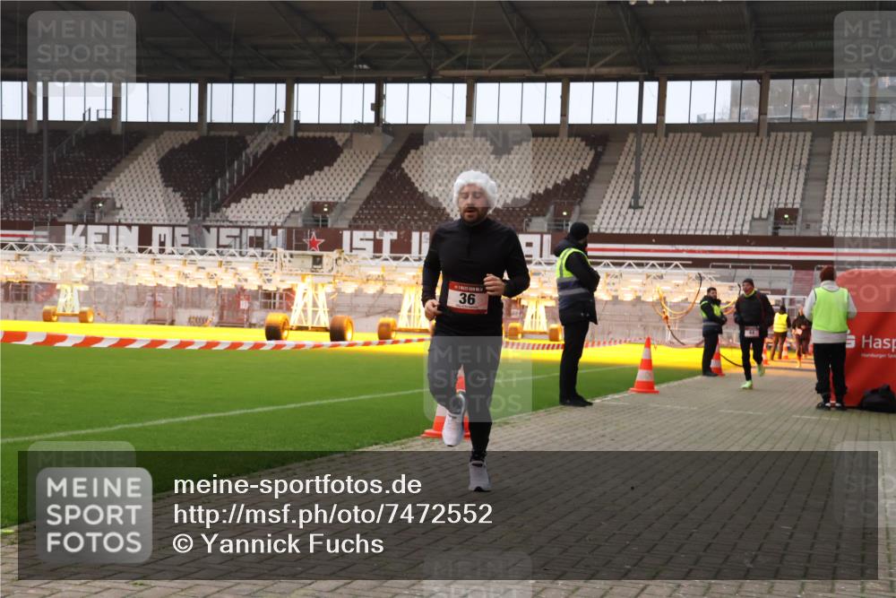 08.12.2024 - St. Pauli X-Mass-Run No. 14 Yannick Fuchs http://msf.ph/oto/7472552 08.12.2024 09:52:12 Ziel 36, 44, 1921 meine-sportfotos.de