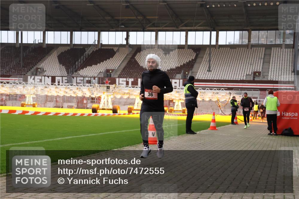 08.12.2024 - St. Pauli X-Mass-Run No. 14 Yannick Fuchs http://msf.ph/oto/7472555 08.12.2024 09:52:12 Ziel 36, 44, 1921 meine-sportfotos.de