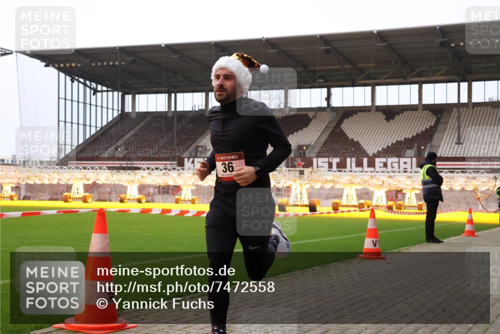 08.12.2024 - St. Pauli X-Mass-Run No. 14 Yannick Fuchs http://msf.ph/oto/7472558 08.12.2024 09:52:13 Ziel 36, 44, 1921 meine-sportfotos.de