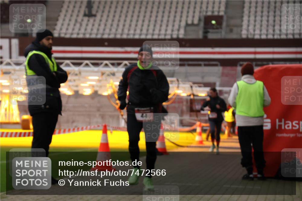 08.12.2024 - St. Pauli X-Mass-Run No. 14 Yannick Fuchs http://msf.ph/oto/7472566 08.12.2024 09:52:15 Ziel 36, 44, 1921, 2832 meine-sportfotos.de
