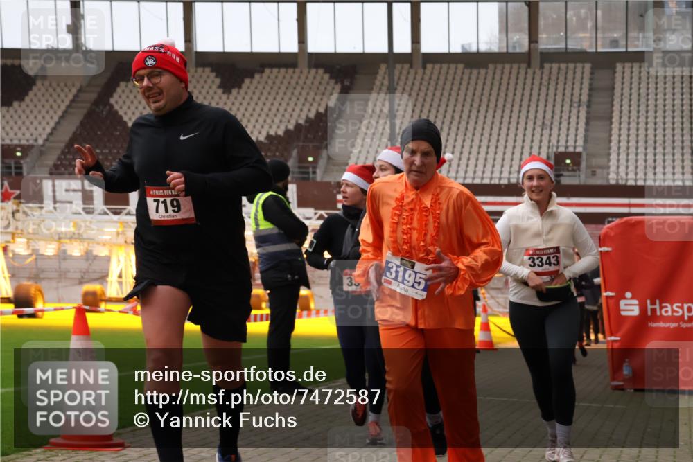08.12.2024 - St. Pauli X-Mass-Run No. 14 Yannick Fuchs http://msf.ph/oto/7472587 08.12.2024 10:06:53 Ziel 151, 621, 698, 719, 795, 885, 890, 1424, 1786, 1940, 2003, 2062, 2212, 2346, 2751, 2755, 3083, 3337, 3343 meine-sportfotos.de