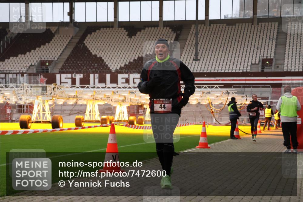 08.12.2024 - St. Pauli X-Mass-Run No. 14 Yannick Fuchs http://msf.ph/oto/7472600 08.12.2024 09:52:16 Ziel 36, 44, 1921, 2832 meine-sportfotos.de