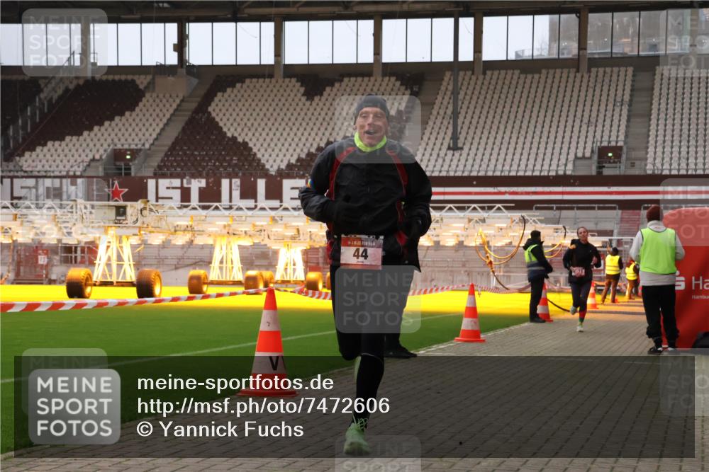 08.12.2024 - St. Pauli X-Mass-Run No. 14 Yannick Fuchs http://msf.ph/oto/7472606 08.12.2024 09:52:17 Ziel 36, 44, 1921, 2832 meine-sportfotos.de