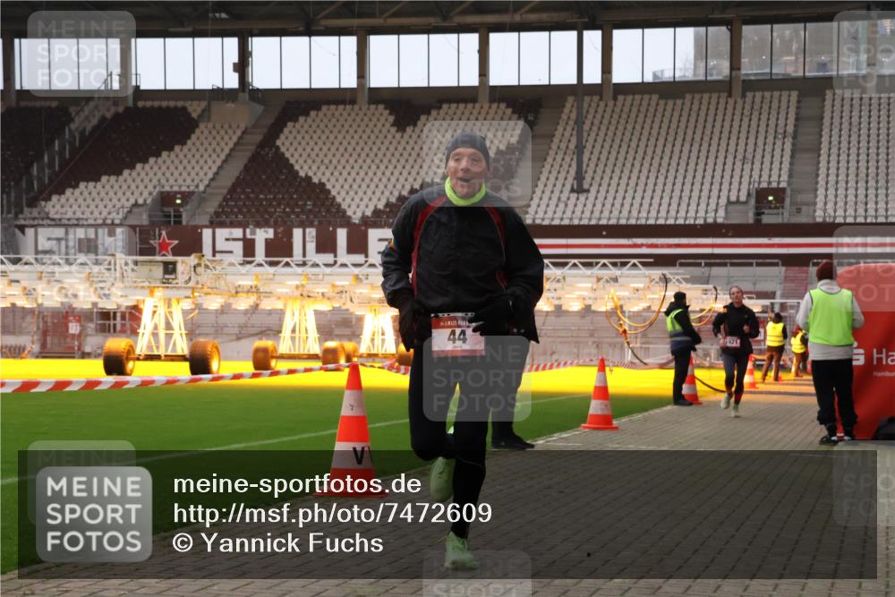 08.12.2024 - St. Pauli X-Mass-Run No. 14 Yannick Fuchs http://msf.ph/oto/7472609 08.12.2024 09:52:17 Ziel 36, 44, 1921, 2832 meine-sportfotos.de