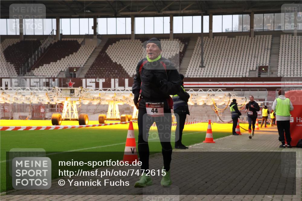 08.12.2024 - St. Pauli X-Mass-Run No. 14 Yannick Fuchs http://msf.ph/oto/7472615 08.12.2024 09:52:17 Ziel 36, 44, 1921, 2832 meine-sportfotos.de