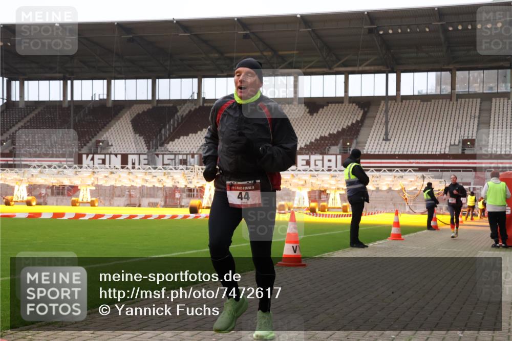 08.12.2024 - St. Pauli X-Mass-Run No. 14 Yannick Fuchs http://msf.ph/oto/7472617 08.12.2024 09:52:17 Ziel 36, 44, 1921, 2832 meine-sportfotos.de