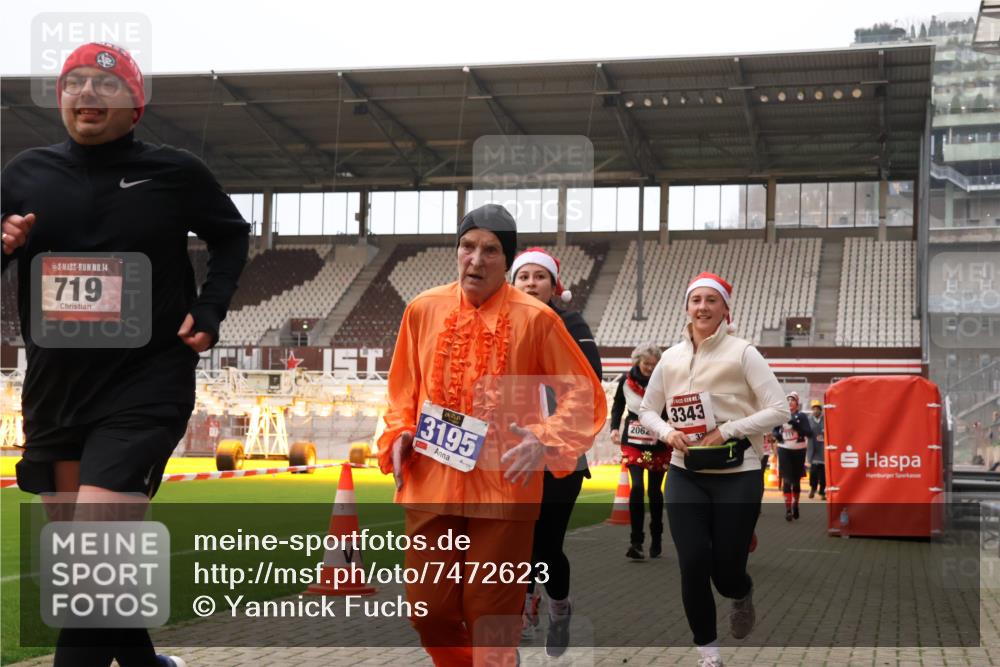 08.12.2024 - St. Pauli X-Mass-Run No. 14 Yannick Fuchs http://msf.ph/oto/7472623 08.12.2024 10:06:54 Ziel 151, 621, 698, 719, 795, 890, 1424, 1786, 1940, 2003, 2062, 2212, 2346, 2751, 2755, 3083, 3337, 3343 meine-sportfotos.de