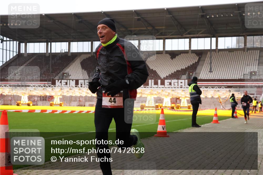08.12.2024 - St. Pauli X-Mass-Run No. 14 Yannick Fuchs http://msf.ph/oto/7472628 08.12.2024 09:52:18 Ziel 36, 44, 1921, 2832 meine-sportfotos.de