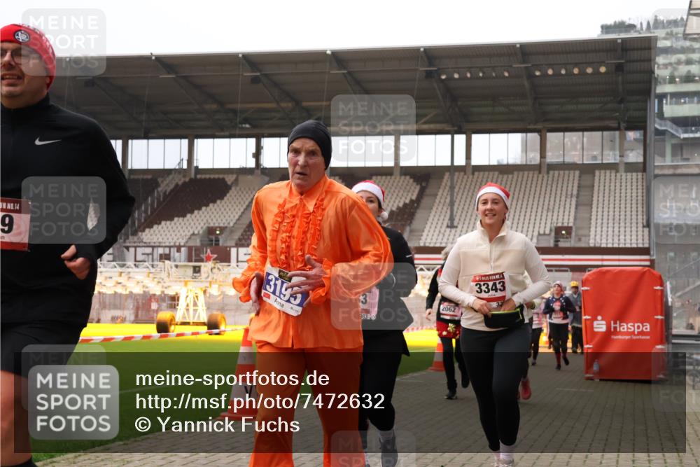 08.12.2024 - St. Pauli X-Mass-Run No. 14 Yannick Fuchs http://msf.ph/oto/7472632 08.12.2024 10:06:55 Ziel 151, 621, 698, 719, 795, 890, 1424, 1786, 1940, 2003, 2062, 2212, 2346, 2751, 2755, 2843, 2888, 3083, 3337, 3343 meine-sportfotos.de