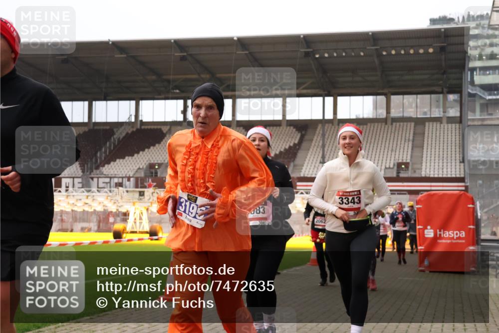 08.12.2024 - St. Pauli X-Mass-Run No. 14 Yannick Fuchs http://msf.ph/oto/7472635 08.12.2024 10:06:55 Ziel 151, 621, 698, 719, 795, 890, 1424, 1786, 1940, 2003, 2062, 2212, 2346, 2751, 2755, 2843, 2888, 3083, 3337, 3343 meine-sportfotos.de