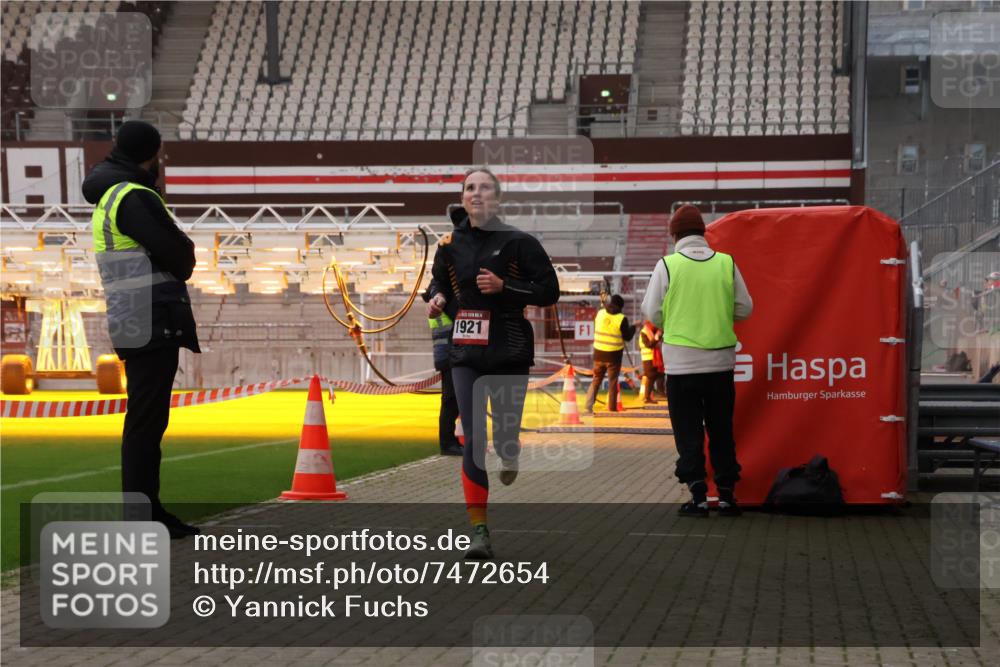 08.12.2024 - St. Pauli X-Mass-Run No. 14 Yannick Fuchs http://msf.ph/oto/7472654 08.12.2024 09:52:19 Ziel 44, 1921, 2832 meine-sportfotos.de