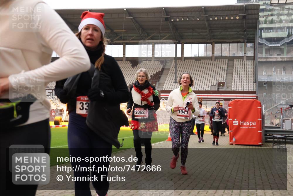 08.12.2024 - St. Pauli X-Mass-Run No. 14 Yannick Fuchs http://msf.ph/oto/7472666 08.12.2024 10:06:56 Ziel 151, 621, 698, 719, 795, 1424, 1786, 1940, 2003, 2062, 2212, 2346, 2751, 2755, 2843, 2861, 2888, 3083, 3337, 3343 meine-sportfotos.de