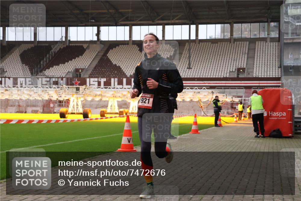 08.12.2024 - St. Pauli X-Mass-Run No. 14 Yannick Fuchs http://msf.ph/oto/7472676 08.12.2024 09:52:22 Ziel 44, 423, 1921, 2741, 2832 meine-sportfotos.de