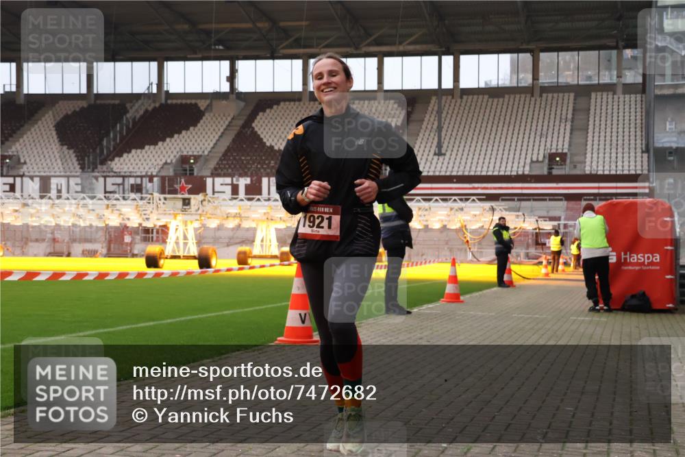08.12.2024 - St. Pauli X-Mass-Run No. 14 Yannick Fuchs http://msf.ph/oto/7472682 08.12.2024 09:52:22 Ziel 44, 423, 1921, 2741, 2832 meine-sportfotos.de