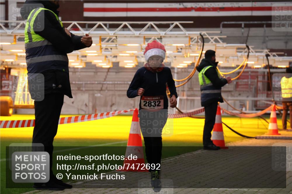 08.12.2024 - St. Pauli X-Mass-Run No. 14 Yannick Fuchs http://msf.ph/oto/7472692 08.12.2024 09:52:31 Ziel 423, 2741, 2832, 3305 meine-sportfotos.de