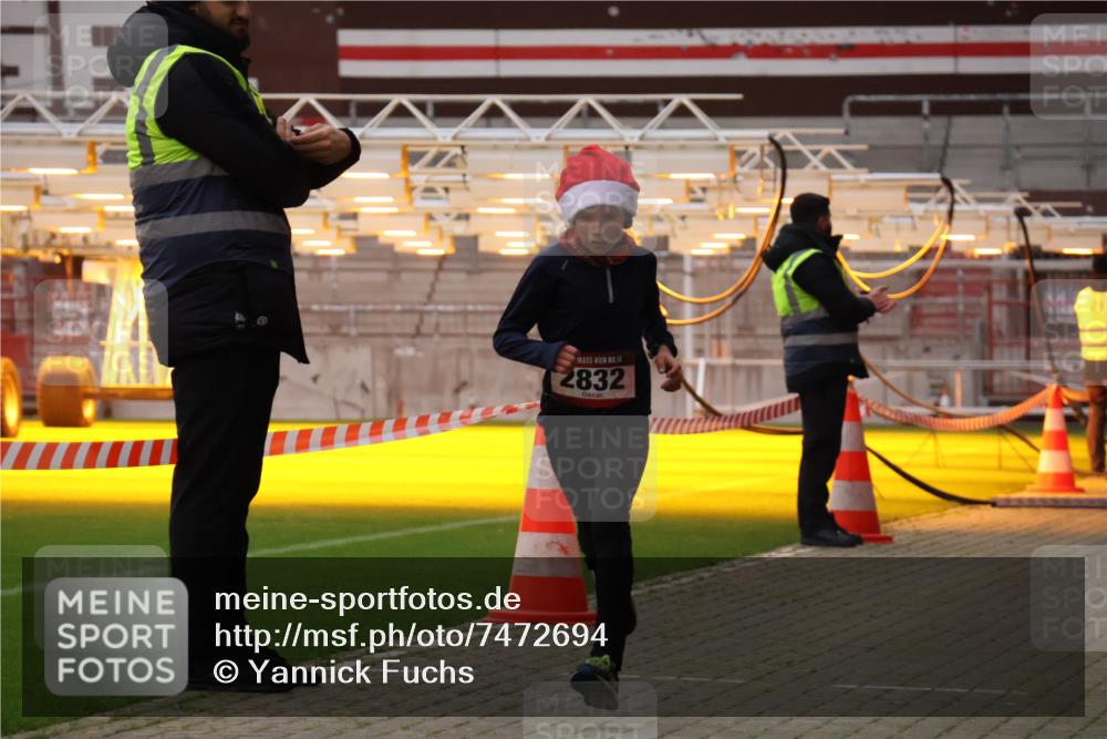 08.12.2024 - St. Pauli X-Mass-Run No. 14 Yannick Fuchs http://msf.ph/oto/7472694 08.12.2024 09:52:31 Ziel 423, 2741, 2832, 3305 meine-sportfotos.de