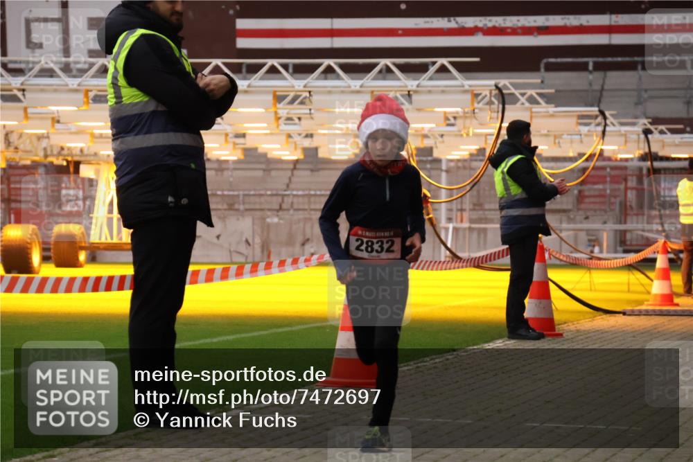 08.12.2024 - St. Pauli X-Mass-Run No. 14 Yannick Fuchs http://msf.ph/oto/7472697 08.12.2024 09:52:31 Ziel 423, 2741, 2832, 3305 meine-sportfotos.de