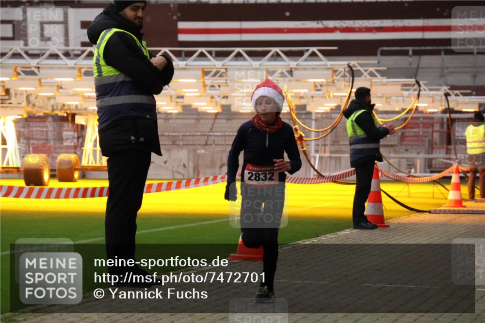 08.12.2024 - St. Pauli X-Mass-Run No. 14 Yannick Fuchs http://msf.ph/oto/7472701 08.12.2024 09:52:31 Ziel 423, 2741, 2832, 3305 meine-sportfotos.de