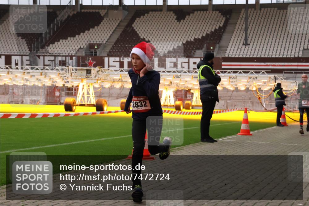 08.12.2024 - St. Pauli X-Mass-Run No. 14 Yannick Fuchs http://msf.ph/oto/7472724 08.12.2024 09:52:33 Ziel 423, 2741, 2832, 3305 meine-sportfotos.de
