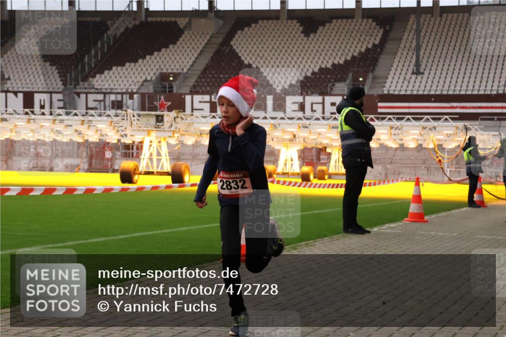 08.12.2024 - St. Pauli X-Mass-Run No. 14 Yannick Fuchs http://msf.ph/oto/7472728 08.12.2024 09:52:33 Ziel 423, 2741, 2832, 3305 meine-sportfotos.de