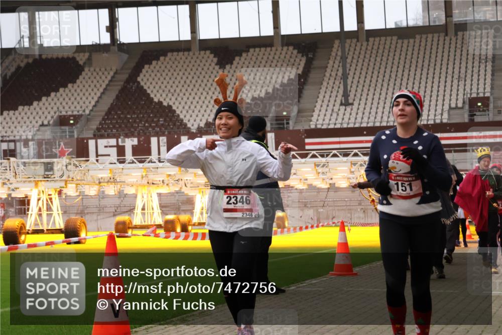 08.12.2024 - St. Pauli X-Mass-Run No. 14 Yannick Fuchs http://msf.ph/oto/7472756 08.12.2024 10:07:00 Ziel 129, 151, 165, 719, 1940, 2003, 2062, 2099, 2208, 2212, 2346, 2755, 2843, 2861, 2888, 3083, 3337, 3338, 3342, 3343 meine-sportfotos.de