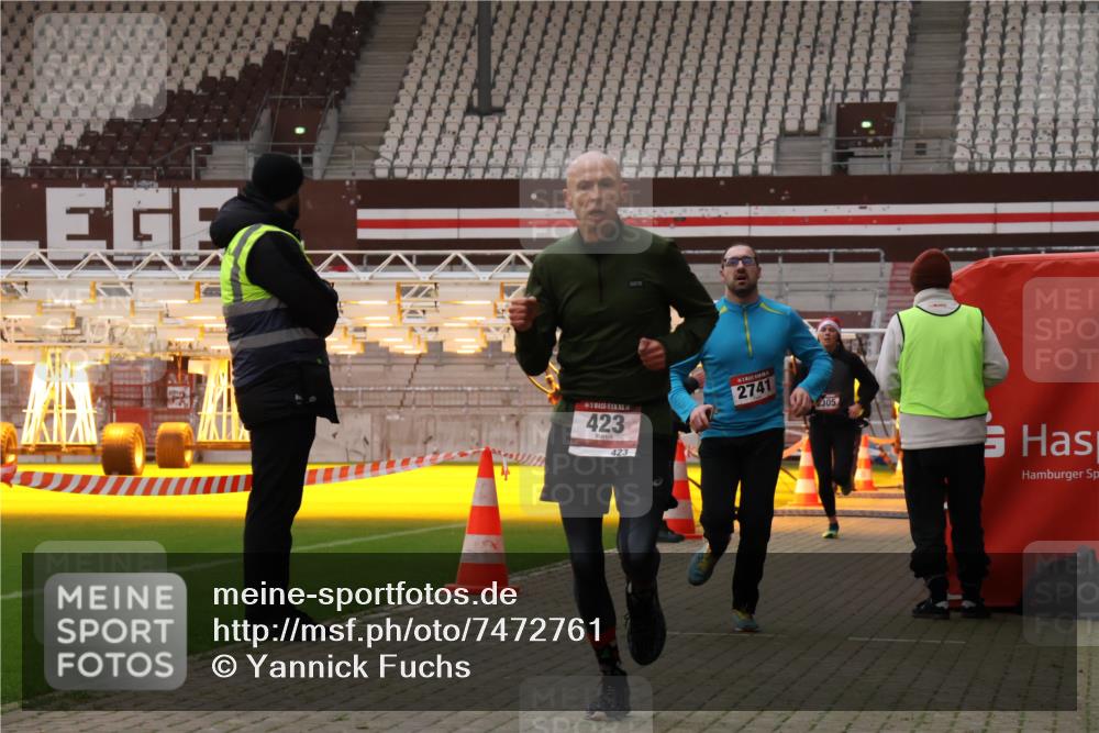 08.12.2024 - St. Pauli X-Mass-Run No. 14 Yannick Fuchs http://msf.ph/oto/7472761 08.12.2024 09:52:36 Ziel 423, 2741, 2832, 3305 meine-sportfotos.de