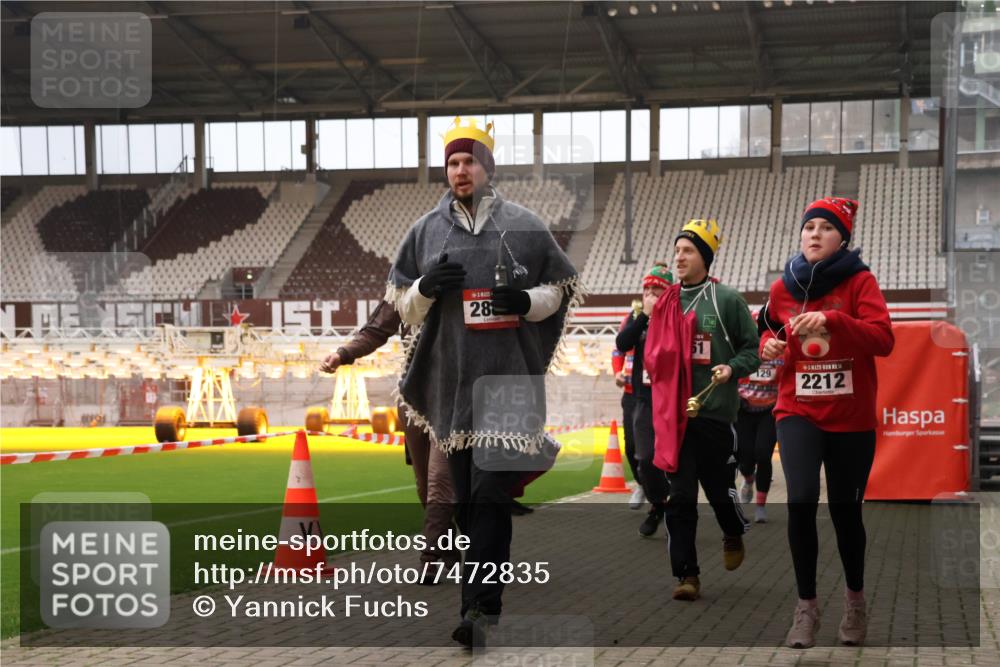 08.12.2024 - St. Pauli X-Mass-Run No. 14 Yannick Fuchs http://msf.ph/oto/7472835 08.12.2024 10:07:05 Ziel 129, 151, 165, 719, 1007, 1426, 1720, 1940, 2062, 2099, 2208, 2212, 2346, 2843, 2861, 2888, 3083, 3153, 3338, 3342, 3343 meine-sportfotos.de