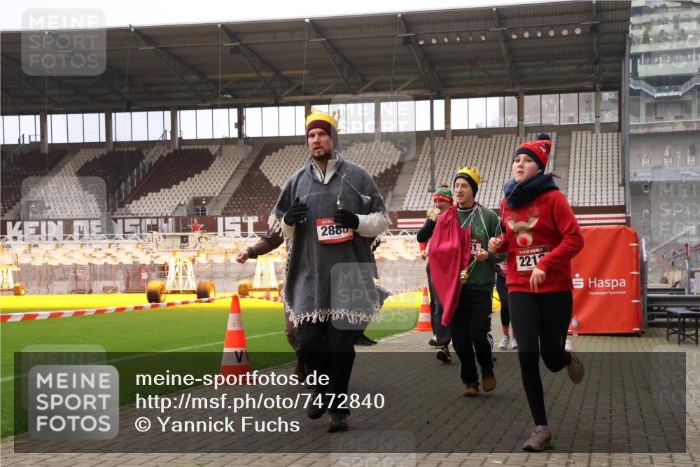 08.12.2024 - St. Pauli X-Mass-Run No. 14 Yannick Fuchs http://msf.ph/oto/7472840 08.12.2024 10:07:05 Ziel 129, 151, 165, 719, 1007, 1426, 1720, 1940, 2062, 2099, 2208, 2212, 2346, 2843, 2861, 2888, 3083, 3153, 3338, 3342, 3343 meine-sportfotos.de
