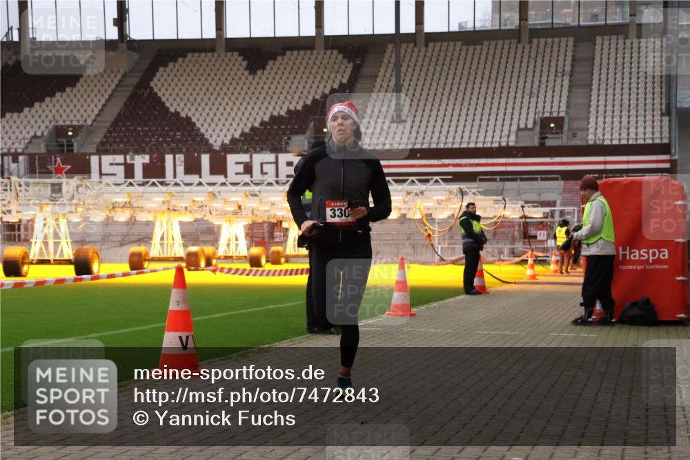 08.12.2024 - St. Pauli X-Mass-Run No. 14 Yannick Fuchs http://msf.ph/oto/7472843 08.12.2024 09:52:42 Ziel 423, 2741, 3305 meine-sportfotos.de