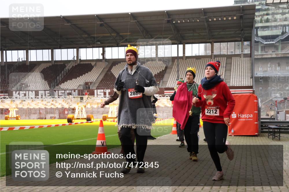 08.12.2024 - St. Pauli X-Mass-Run No. 14 Yannick Fuchs http://msf.ph/oto/7472845 08.12.2024 10:07:05 Ziel 129, 151, 165, 719, 1007, 1426, 1720, 1940, 2062, 2099, 2208, 2212, 2346, 2843, 2861, 2888, 3083, 3153, 3338, 3342, 3343 meine-sportfotos.de