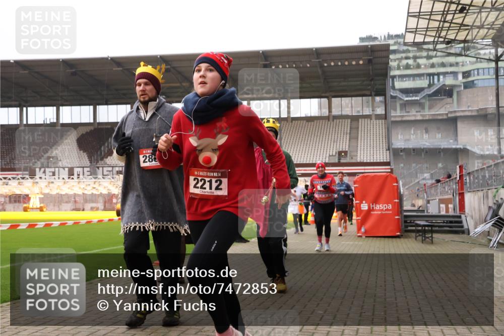08.12.2024 - St. Pauli X-Mass-Run No. 14 Yannick Fuchs http://msf.ph/oto/7472853 08.12.2024 10:07:06 Ziel 129, 151, 165, 892, 1007, 1426, 1720, 1940, 2062, 2099, 2208, 2212, 2346, 2843, 2861, 2888, 3083, 3153, 3338, 3342, 3343 meine-sportfotos.de