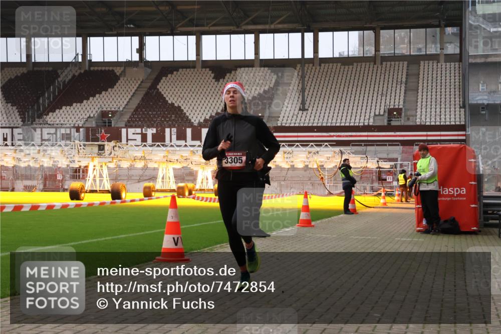 08.12.2024 - St. Pauli X-Mass-Run No. 14 Yannick Fuchs http://msf.ph/oto/7472854 08.12.2024 09:52:43 Ziel 423, 1120, 2741, 3305 meine-sportfotos.de