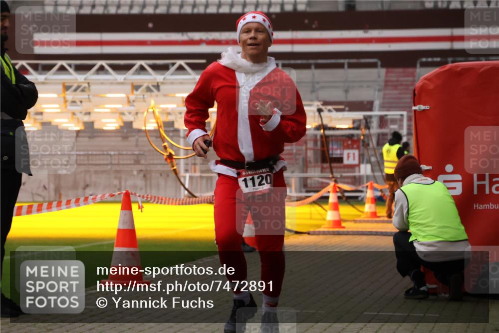 08.12.2024 - St. Pauli X-Mass-Run No. 14 Yannick Fuchs http://msf.ph/oto/7472891 08.12.2024 09:53:01 Ziel 1120 meine-sportfotos.de