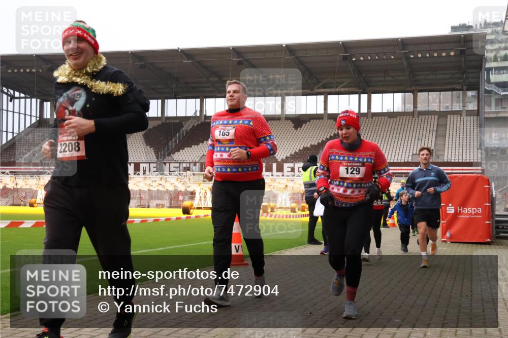 08.12.2024 - St. Pauli X-Mass-Run No. 14 Yannick Fuchs http://msf.ph/oto/7472904 08.12.2024 10:07:09 Ziel 129, 151, 165, 892, 1007, 1124, 1426, 1720, 2062, 2099, 2208, 2212, 2346, 2843, 2861, 2888, 3153, 3338, 3342 meine-sportfotos.de