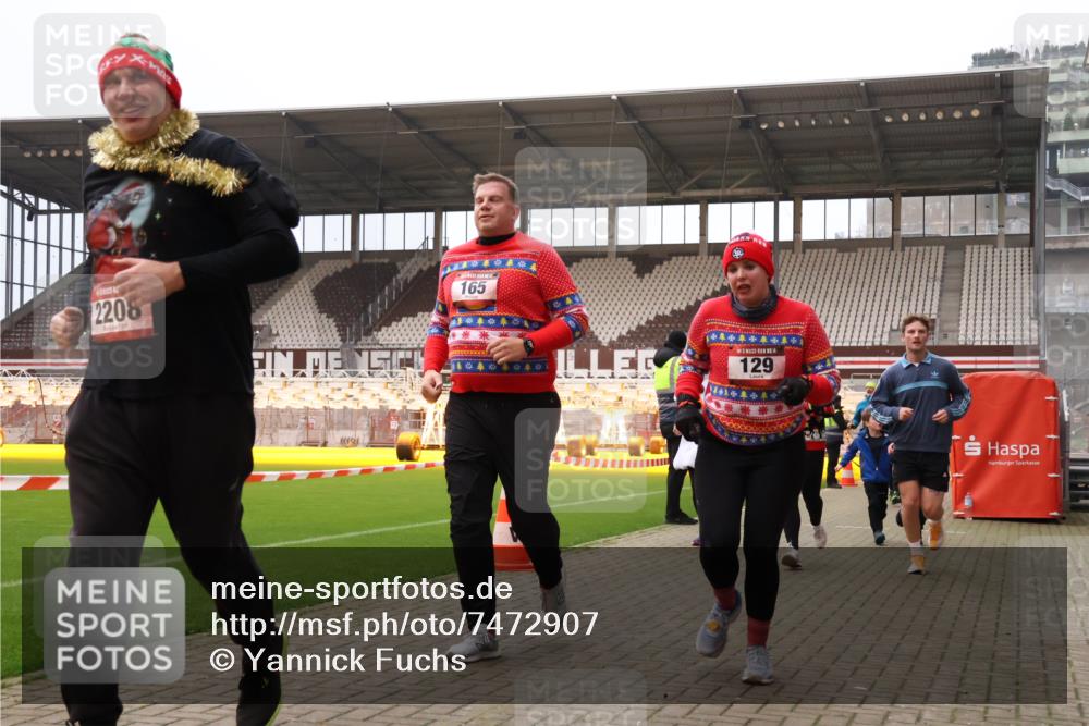 08.12.2024 - St. Pauli X-Mass-Run No. 14 Yannick Fuchs http://msf.ph/oto/7472907 08.12.2024 10:07:09 Ziel 129, 151, 165, 892, 1007, 1124, 1426, 1720, 2062, 2099, 2208, 2212, 2346, 2843, 2861, 2888, 3153, 3338, 3342 meine-sportfotos.de