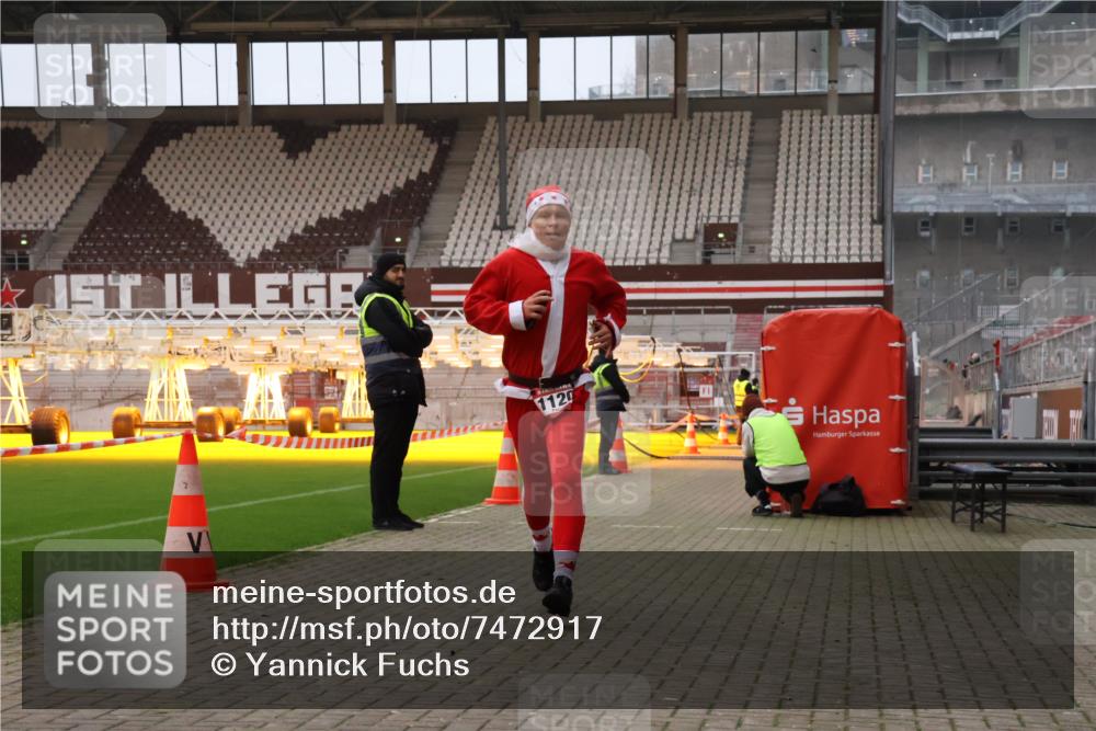 08.12.2024 - St. Pauli X-Mass-Run No. 14 Yannick Fuchs http://msf.ph/oto/7472917 08.12.2024 09:53:02 Ziel 1120 meine-sportfotos.de