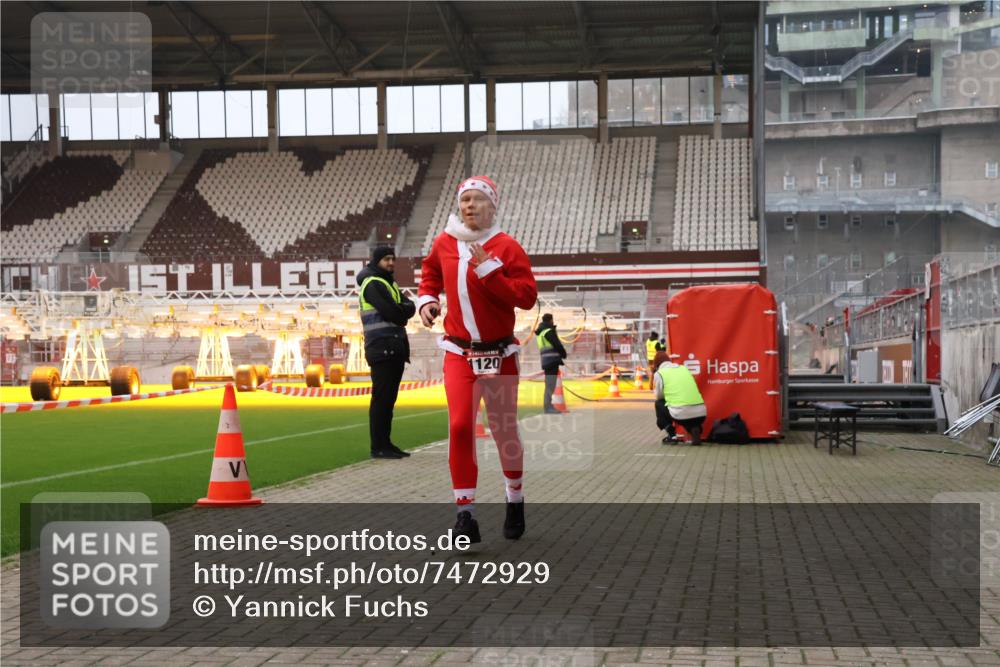 08.12.2024 - St. Pauli X-Mass-Run No. 14 Yannick Fuchs http://msf.ph/oto/7472929 08.12.2024 09:53:02 Ziel 1120 meine-sportfotos.de