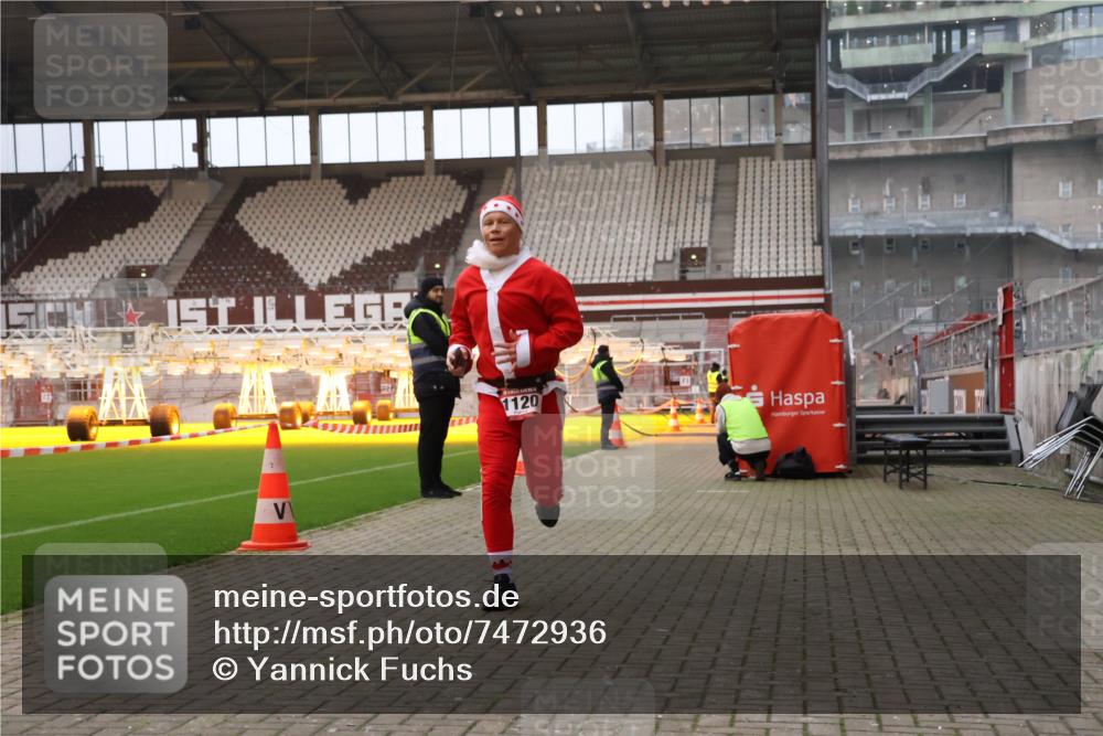 08.12.2024 - St. Pauli X-Mass-Run No. 14 Yannick Fuchs http://msf.ph/oto/7472936 08.12.2024 09:53:02 Ziel 1120 meine-sportfotos.de