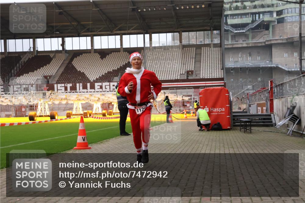 08.12.2024 - St. Pauli X-Mass-Run No. 14 Yannick Fuchs http://msf.ph/oto/7472942 08.12.2024 09:53:02 Ziel 1120 meine-sportfotos.de