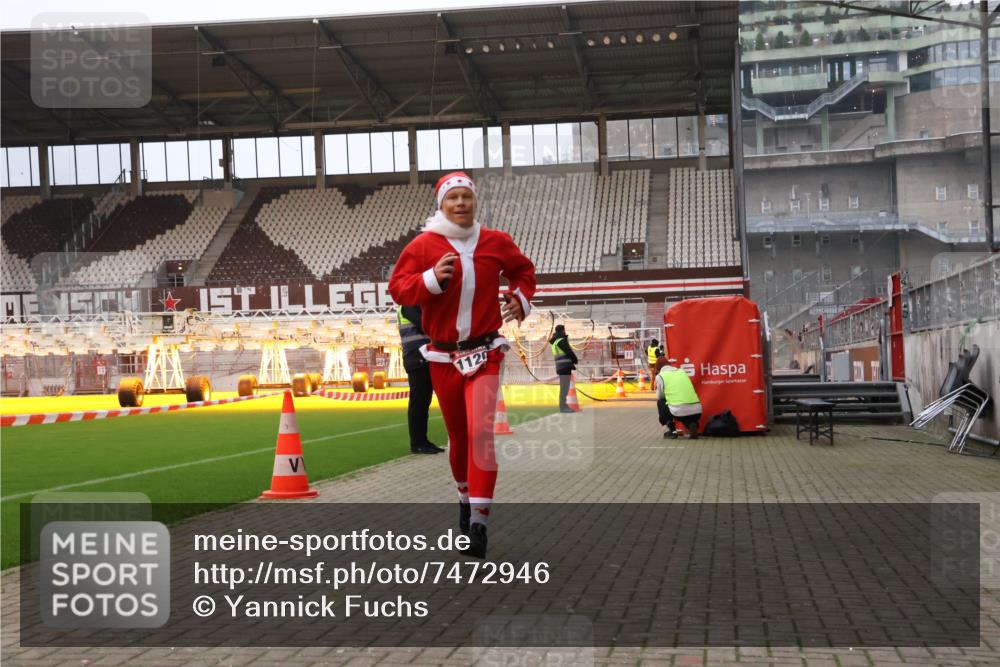 08.12.2024 - St. Pauli X-Mass-Run No. 14 Yannick Fuchs http://msf.ph/oto/7472946 08.12.2024 09:53:02 Ziel 1120 meine-sportfotos.de