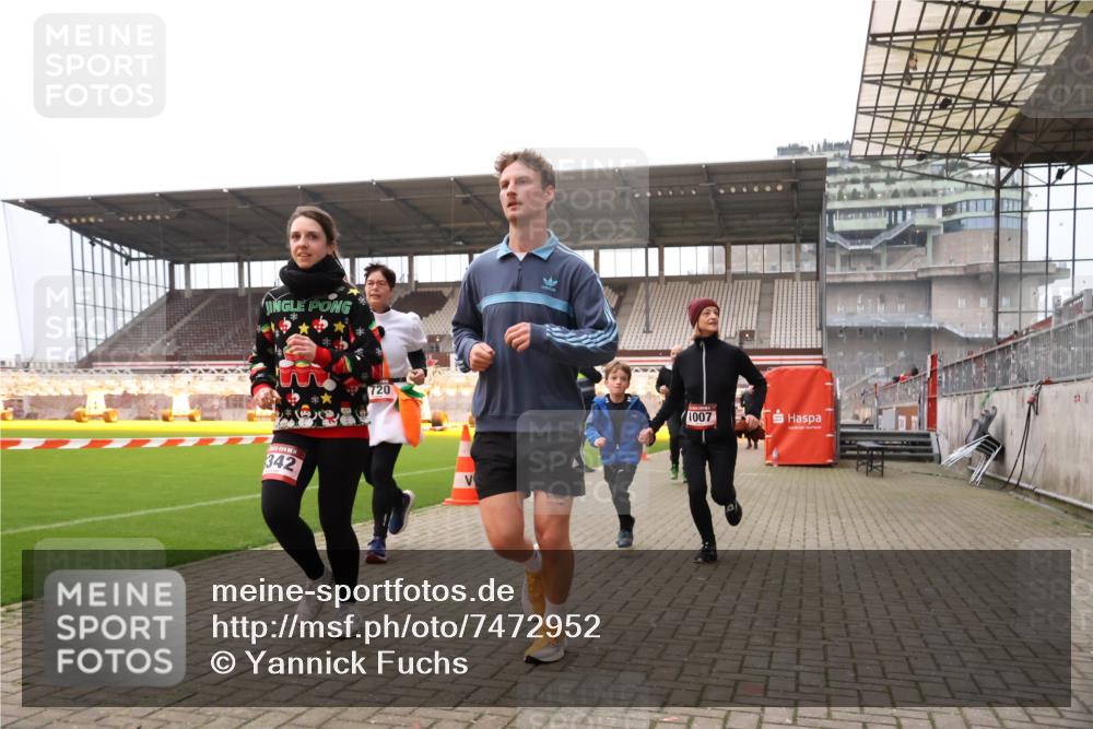 08.12.2024 - St. Pauli X-Mass-Run No. 14 Yannick Fuchs http://msf.ph/oto/7472952 08.12.2024 10:07:12 Ziel 129, 151, 165, 892, 1007, 1124, 1426, 1720, 2099, 2208, 2212, 2346, 2843, 2861, 2888, 3153, 3338, 3342 meine-sportfotos.de