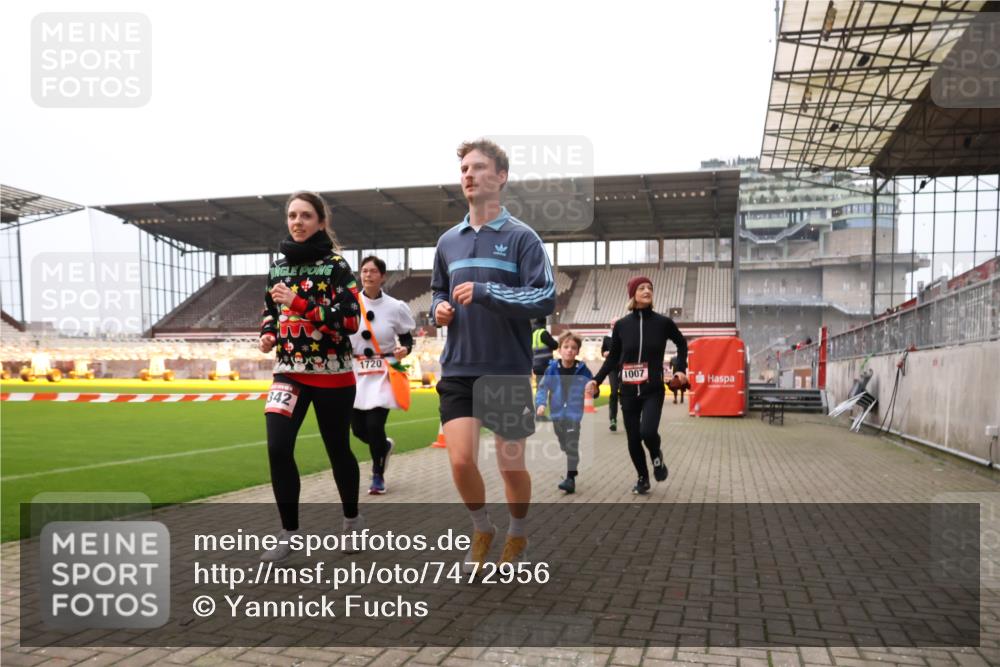08.12.2024 - St. Pauli X-Mass-Run No. 14 Yannick Fuchs http://msf.ph/oto/7472956 08.12.2024 10:07:12 Ziel 129, 151, 165, 892, 1007, 1124, 1426, 1720, 2099, 2208, 2212, 2346, 2843, 2861, 2888, 3153, 3338, 3342 meine-sportfotos.de