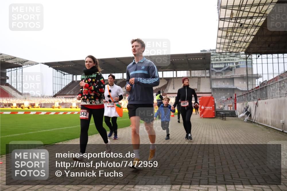08.12.2024 - St. Pauli X-Mass-Run No. 14 Yannick Fuchs http://msf.ph/oto/7472959 08.12.2024 10:07:12 Ziel 129, 151, 165, 892, 1007, 1124, 1426, 1720, 2099, 2208, 2212, 2346, 2843, 2861, 2888, 3153, 3338, 3342 meine-sportfotos.de